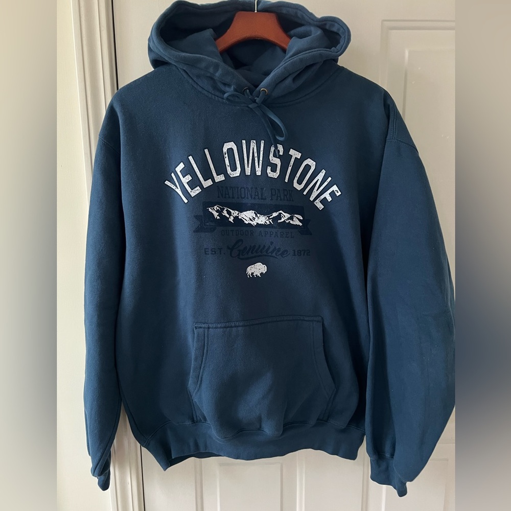 Yellowstone Hoodie with Mountain and Buffalo Graphic Fleece Lined size Large